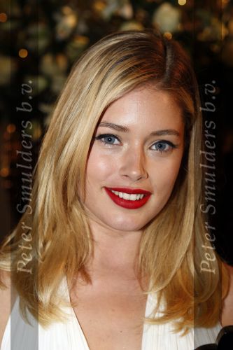 Amsterdam 15 november 2007
Doutzen Kroes wint award voor beste vrouwelijke model georganiseerd door Marie Claire. Haar ouders en zus waren erbij.