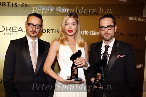 Amsterdam 15 november 2007
Doutzen Kroes wint award voor beste vrouwelijke model georganiseerd door Marie Claire. Haar ouders en zus waren erbij. Doutzen met Viktor en Rolf