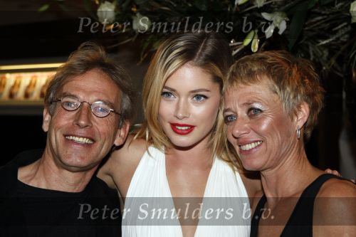 Amsterdam 15 november 2007
Doutzen Kroes wint award voor beste vrouwelijke model georganiseerd door Marie Claire. Haar ouders en zus waren erbij.