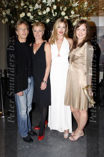 Amsterdam 15 november 2007
Doutzen Kroes wint award voor beste vrouwelijke model georganiseerd door Marie Claire. Haar ouders en zus waren erbij.