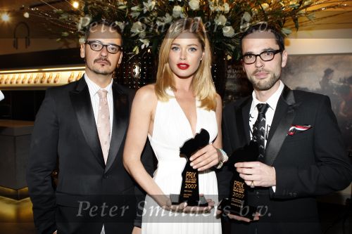 Amsterdam 15 november 2007
Doutzen Kroes wint award voor beste vrouwelijke model georganiseerd door Marie Claire. Haar ouders en zus waren erbij. Doutzen met Viktor en Rolf