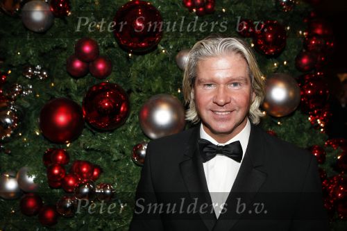 Rotterdam 16 december 2007
Premiere Evita in het nieuwe Luxor met oa Stanley Burleson Brigitte Heitzer en Roberto de GRoot. Andrew Lloyd Webber en Pieter v Vollenhoven zijn daarbij aanwezig. Dries Roelvink