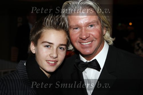 Rotterdam 16 december 2007
Premiere Evita in het nieuwe Luxor met oa Stanley Burleson Brigitte Heitzer en Roberto de GRoot. Andrew Lloyd Webber en Pieter v Vollenhoven zijn daarbij aanwezig. Dries Roelvink met zoon