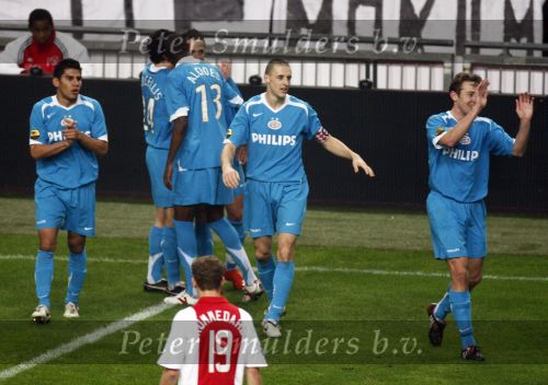 Amsterdam, 30 Januari 2008 Kompetitiewedstrijd AJAX-PSV, eindstand 0-2
Seizoen 2007/2008
Dzsudzsak heeft PSV op 0-1 gebracht en wordt gefeliciteerd door zijn ploeggenoten Dirk Marcellis, Alcis Carlos Salcido, Timmy Simons en Jan Kromkamp