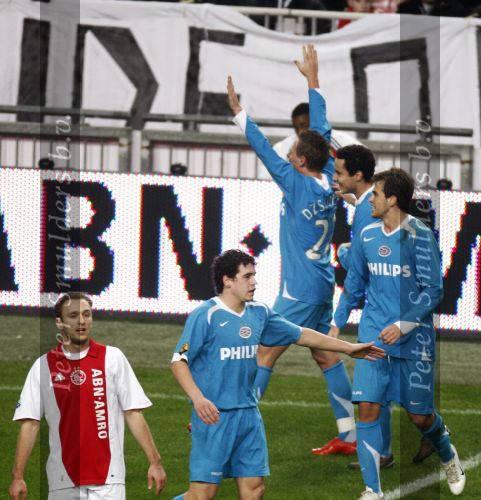 Amsterdam, 30 Januari 2008 Kompetitiewedstrijd AJAX-PSV, eindstand 0-2
Seizoen 2007/2008
Dzsudzsak heeft PSV op 0-1 gebracht en wordt gefeliciteerd door zijn ploeggenoten Otman Bakkal, Danko Lazovic en Dirk Marcellis