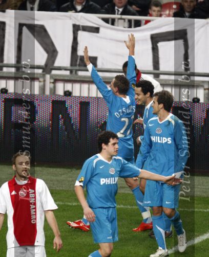 Amsterdam, 30 Januari 2008 Kompetitiewedstrijd AJAX-PSV, eindstand 0-2
Seizoen 2007/2008
Dzsudzsak heeft PSV op 0-1 gebracht en wordt gefeliciteerd door zijn ploeggenoten Otman Bakkal, Danko Lazovic en Dirk Marcellis
