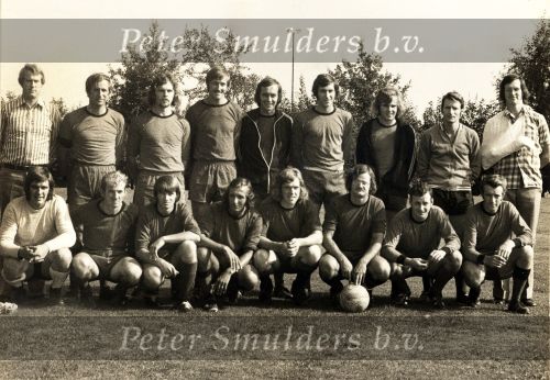 Eersel, 2 September 1973 Eerste elftal van EFC
staande v.l.n.r.: Ben van Leeuwen ( de sukkeltrainer uit Best en vroeger een gefrustreerde keeper van Wilhelina Boys 3 metzÃ¯Â¿Â½n achterlijke slippers die iedere boer moest dragen volgens hem )
verder, Frans van Maasakkers Ad Ven  Toon Creemers  Frans nijsten  Wim van /Maasakkers Joep van de Sande Harrie Habraken en Adriaan Colsters
Gehurkt v.l.n.r.: Peter smulders  Ad Senders Henk Maas Willy Heerings Ad van Gerwen Piet van den Hurk Michel Diekmans en Jan van Hulsel