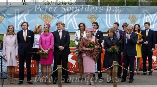 Makkum en Franeker30 april 2008
Koninginnedag 2008 met Koningin Beatrix Prins Willem Alexander Friso Constantijn Maurits Floris Pieter Christiaan Pieter v Vollenhoven en de prinsessen Maxima Laurentien Mabel Aimee Anita Margriet en Marilene. Ed Nijpels met zijn vrouw
Peter Smulders bv