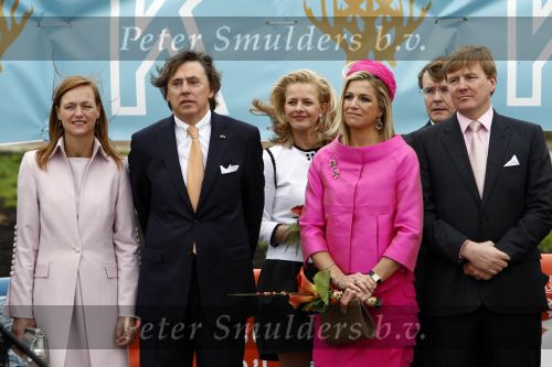 Makkum en Franeker30 april 2008
Koninginnedag 2008 met Koningin Beatrix Prins Willem Alexander Friso Constantijn Maurits Floris Pieter Christiaan Pieter v Vollenhoven en de prinsessen Maxima Laurentien Mabel Aimee Anita Margriet en Marilene.Ed Nijpels met zijn vrouw
Peter Smulders bv