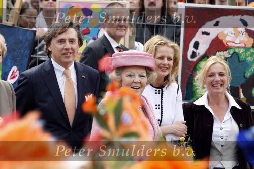 Makkum en Franeker30 april 2008
Koninginnedag 2008 met Koningin Beatrix Prins Willem Alexander Friso Constantijn Maurits Floris Pieter Christiaan Pieter v Vollenhoven en de prinsessen Maxima Laurentien Mabel Aimee Anita Margriet en Marilene. Ed Nijpels
Peter Smulders bv