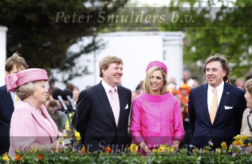 Makkum en Franeker30 april 2008
Koninginnedag 2008 met Koningin Beatrix Prins Willem Alexander Friso Constantijn Maurits Floris Pieter Christiaan Pieter v Vollenhoven en de prinsessen Maxima Laurentien Mabel Aimee Anita Margriet en Marilene. Ed Nijpels
Peter Smulders bv