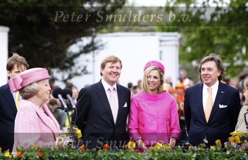 Makkum en Franeker30 april 2008
Koninginnedag 2008 met Koningin Beatrix Prins Willem Alexander Friso Constantijn Maurits Floris Pieter Christiaan Pieter v Vollenhoven en de prinsessen Maxima Laurentien Mabel Aimee Anita Margriet en Marilene. Ed Nijpels
Peter Smulders bv