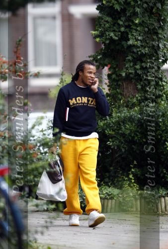 Amsterdam 13 augustus 2008
Edgar Davids haalt sushi in amsterdam zuid.