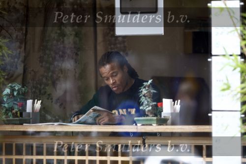 Amsterdam 13 augustus 2008
Edgar Davids haalt sushi in amsterdam zuid.