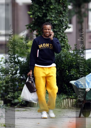 Amsterdam 13 augustus 2008
Edgar Davids haalt sushi in amsterdam zuid.