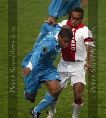 Amsterdam, 30 Januari 2008 Kompetitiewedstrijd AJAX-PSV, eindstand 0-2
Seizoen 2007/2008
Edgar Davids in duel met Jefferson Farfan