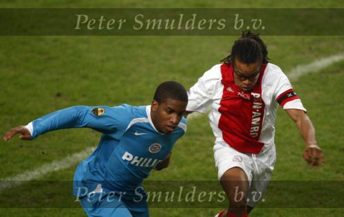 Amsterdam, 30 Januari 2008 Kompetitiewedstrijd AJAX-PSV, eindstand 0-2
Seizoen 2007/2008
Edgar Davids in duel met Jefferson Farfan