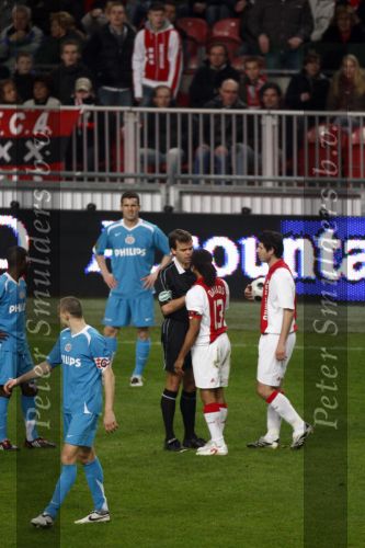Amsterdam, 30 Januari 2008 Kompetitiewedstrijd AJAX-PSV, eindstand 0-2
Seizoen 2007/2008
Trieste afgang voor Edgar Davids die enkele minuten voor tijd door een harde charge ROOD kreeg van Jan Wegereef