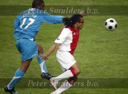 Amsterdam, 30 Januari 2008 Kompetitiewedstrijd AJAX-PSV, eindstand 0-2
Seizoen 2007/2008
Edgar Davids in duel met Jefferson Farfan