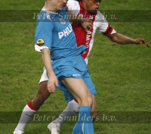 Amsterdam, 30 Januari 2008 Kompetitiewedstrijd AJAX-PSV, eindstand 0-2
Seizoen 2007/2008
Edgar Davids in duel met Timmy Simons