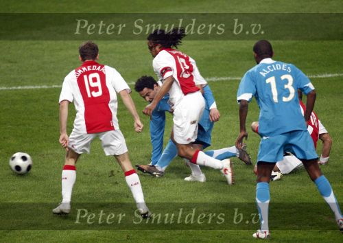 Amsterdam, 30 Januari 2008 Kompetitiewedstrijd AJAX-PSV, eindstand 0-2
Seizoen 2007/2008
Edgar Davids in duel met Otman Bakkal