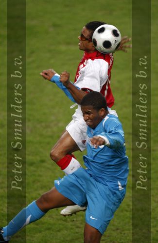 Amsterdam, 30 Januari 2008 Kompetitiewedstrijd AJAX-PSV, eindstand 0-2
Seizoen 2007/2008
Edgar Davids in duel met Jefferson Farfan