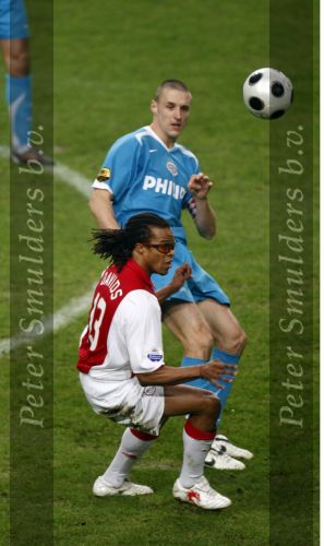 Amsterdam, 30 Januari 2008 Kompetitiewedstrijd AJAX-PSV, eindstand 0-2
Seizoen 2007/2008
Edgar Davids in duel met Timmy Simons