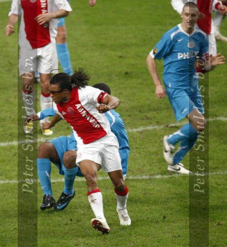 Amsterdam, 30 Januari 2008 Kompetitiewedstrijd AJAX-PSV, eindstand 0-2
Seizoen 2007/2008
Edgar Davids in duel met Jefferson Farfan