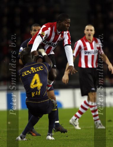 Eindhoven, 8 December 2007 Kompetitie PSV-Roda JC, eindstand 2-4 Seizoen 2007/2008
Edison Mendez in duel met Kah