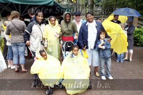 Wassenaar 9 juni 2008
Premiere Sittah in pretpark Duinrell. Edsilia Rombley met familie