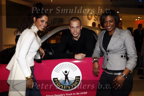 Amsterdam 15 januari 2008
Yolanthe Cabau v Kasbergen Johnny Heitinga Arie Boomsma Edsilia Rombley Floortje Dessing en Nicolette Kluiver krijgen smart voor hun goede doel.