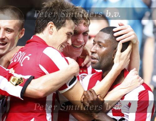 Eindhoven, 23 September 2007 Seizoen 2007/2008 Kompetitewedstrijd PSV-Feyenoord, eindstand 4-0
Edison Mendez is blij met zijn doelpunt (2-0) en wordt gefeliciteerd door dank Lazovic, Mike Zonneveld en Timmy Simons