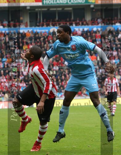Eindhoven, 13 April 2008 Kampioenswedstrijd PSV-FC Twente, eindstand 1-1 Seizoen 2007/2008. PSV daardoor nog niet kampioen.
Edson Braafheid in duel met Jefferson Farfan