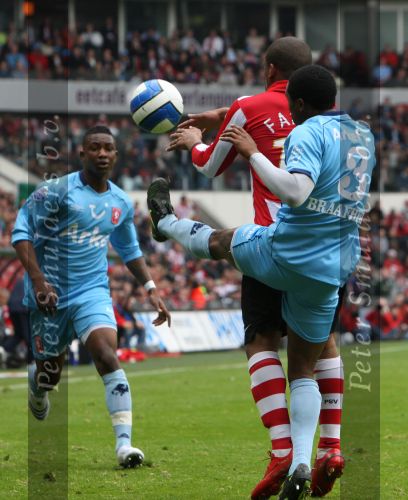Eindhoven, 13 April 2008 Kampioenswedstrijd PSV-FC Twente, eindstand 1-1 Seizoen 2007/2008. PSV daardoor nog niet kampioen.
Edson Braafheid in duel met Jefferson Farfan