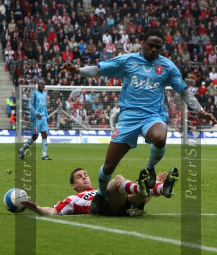 Eindhoven, 13 April 2008 Kampioenswedstrijd PSV-FC Twente, eindstand 1-1 Seizoen 2007/2008. PSV daardoor nog niet kampioen.
Edson Braafheid in duel met Jason Culina