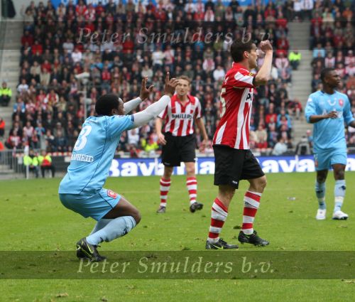 Eindhoven, 13 April 2008 Kampioenswedstrijd PSV-FC Twente, eindstand 1-1 Seizoen 2007/2008. PSV daardoor nog niet kampioen.
Edson Braafheid is bang voor een gele kaart na een overtreding op Jason Culina