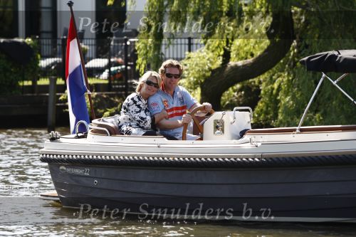 Nigtevecht, 24 Mei 2009
Edwin Smulders met zijn zwangere vrouw Anouk Smulders in hun sloep varend over de Vecht richting Muiden