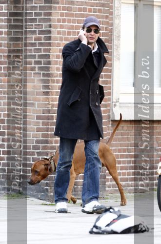 Amsterdam 1o april 2008
Edwin de Roy v Zuydewijn met gsm en hond op straat in Amsterdam.