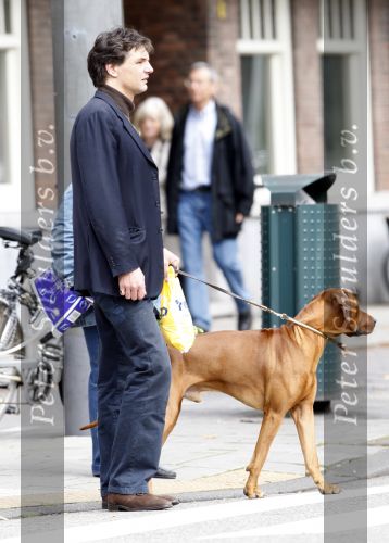 Amsterdam 11 september 2007
Edwin de Roy v Zuijdewijn met zijn hond wandelend op straat.