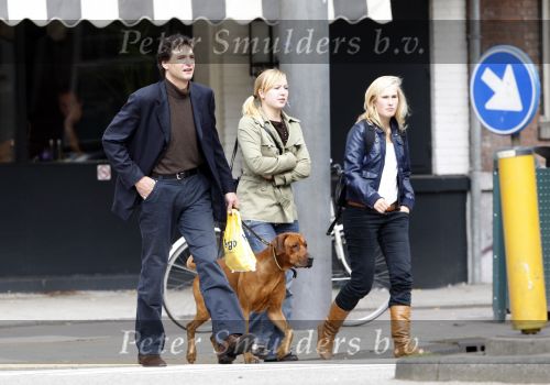 Amsterdam 11 september 2007
Edwin de Roy v Zuijdewijn met zijn hond wandelend op straat.