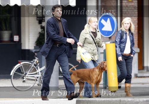 Amsterdam 11 september 2007
Edwin de Roy v Zuijdewijn met zijn hond wandelend op straat.