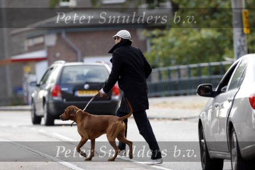 Amsterdam 12 oktober 2007
Edwin de Roy v Zuydewijn met zijn hond en gsm in Amsterdam.
