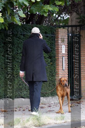 Amsterdam 12 oktober 2007
Edwin de Roy v Zuydewijn met zijn hond en gsm in Amsterdam.