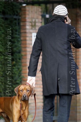 Amsterdam 12 oktober 2007
Edwin de Roy v Zuydewijn met zijn hond en gsm in Amsterdam.