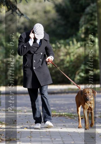 Amsterdam 12 oktober 2007
Edwin de Roy v Zuydewijn met zijn hond en gsm in Amsterdam.