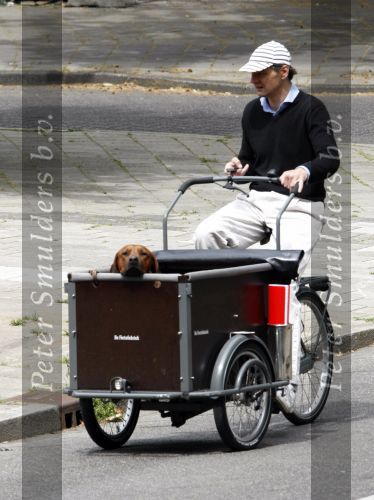 Amsterdam 19 juni 2008
Edwin de Roy v Zuydewijn met petje en hond in bakfiets.