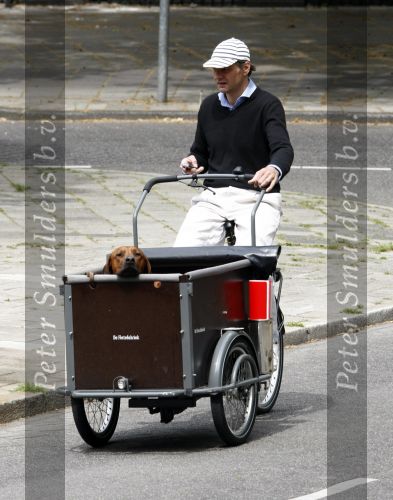 Amsterdam 19 juni 2008
Edwin de Roy v Zuydewijn met petje en hond in bakfiets.