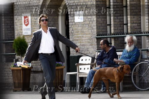 Amsterdam 22 april 2009
Edwin de Roy van Zuidewijn met zijn hond aan het wandelen en op terras bij Wildschut.
Peter Smulders bv