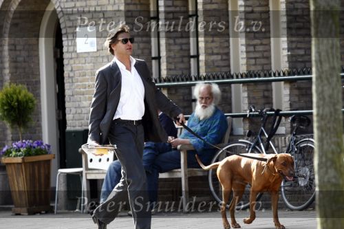 Amsterdam 22 april 2009
Edwin de Roy van Zuidewijn met zijn hond aan het wandelen en op terras bij Wildschut.
Peter Smulders bv