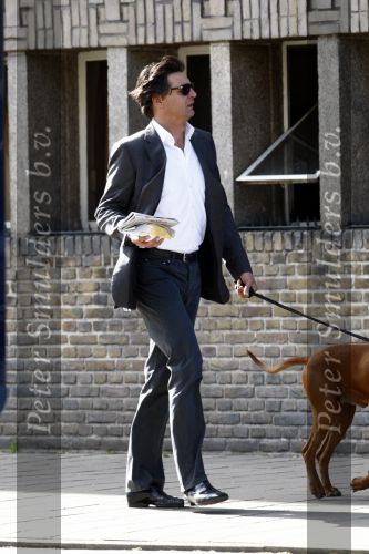 Amsterdam 22 april 2009
Edwin de Roy van Zuidewijn met zijn hond aan het wandelen en op terras bij Wildschut.
Peter Smulders bv
